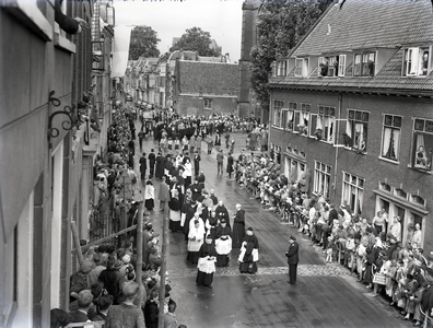 810466 Afbeelding van de rouwstoet in de Lange Nieuwstraat te Utrecht, met voorop de geestelijken, bij de begrafenis ...